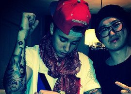 Justin Bieber faz mais tatuagens