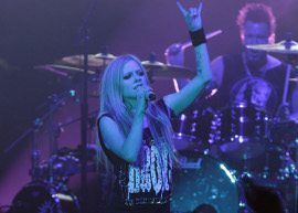 Avril Lavigne pergunta aos fãs brasileiros quais músicas deve cantar na turnê