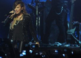 Demi Lovato cai no segundo show no Rio de Janeiro