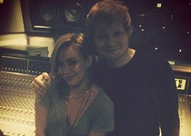 Hilary Duff publica foto ao lado de Ed Sheeran em estúdio