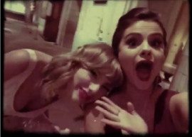 Selena Gomez e Taylor Swift se divertem em premiação