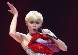 Vídeo: Miley Cyrus canta com imagem de Selena Gomez e depois a atira na plateia