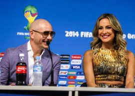 Cláudia Leitte e Pitbull participam de coletiva de imprensa da Copa do Mundo