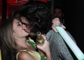 Fiuk beija muito em festa pós jogo do Brasil