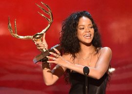 Rihanna ganha troféu de "Mulher Mais Desejada" no Guys' Choice Awards 2014