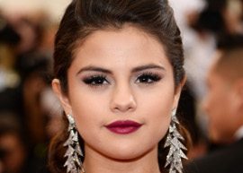 Selena Gomez lançará coletânea e sairá da atual gravadora