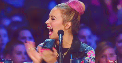 20 caras e bocas da Demi Lovato em gifs