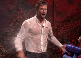 Chris Hemsworth participa de guerra de água em programa de TV