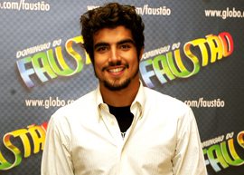 caio castro de camisa branca