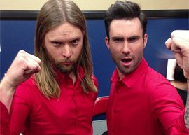 maroon 5 de vermelho