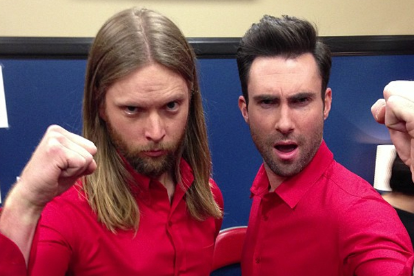 maroon 5 de vermelho