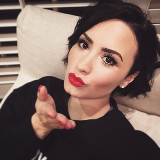 demi lovato de batom vermelho