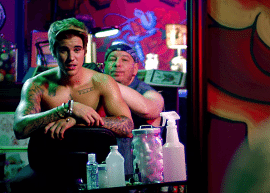 Justin Bieber tatua alvo nas costa em comercial de programa de humor