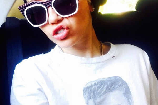 miley cyrus de oculos escuros