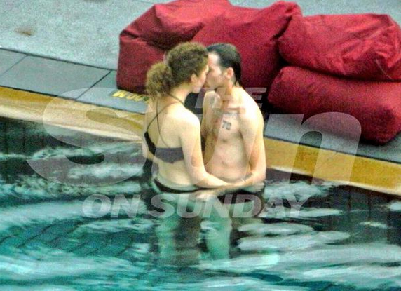 Louis termina com namorada e é visto beijando garota