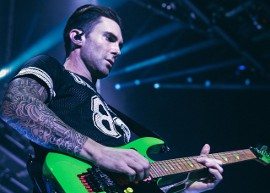 Adam Levine acerta microfone em fã durante show no Canadá