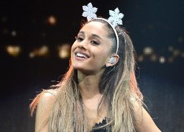 Ariana Grande cai no palco durante show no Canadá