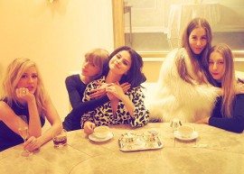 Taylor Swift, Ellie Gouldin e Selena Gomez passam Dia das Mulheres juntas