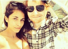 Ed Sheeran que está solteiro após terminar namoro com Athina Andrelos