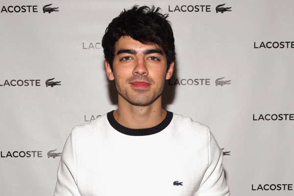 joe jonas de camiseta branca