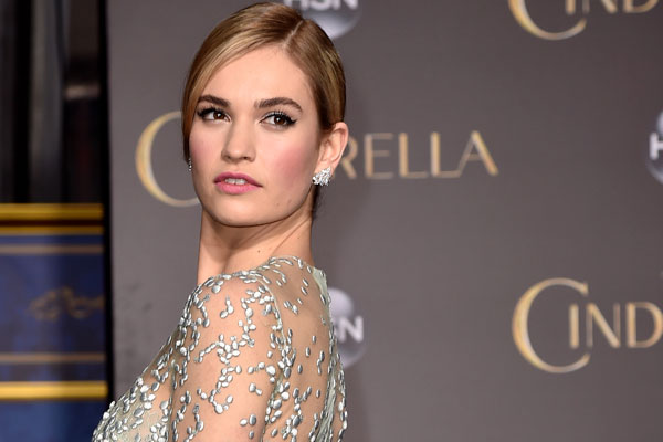 lily james em premiere de cinderela