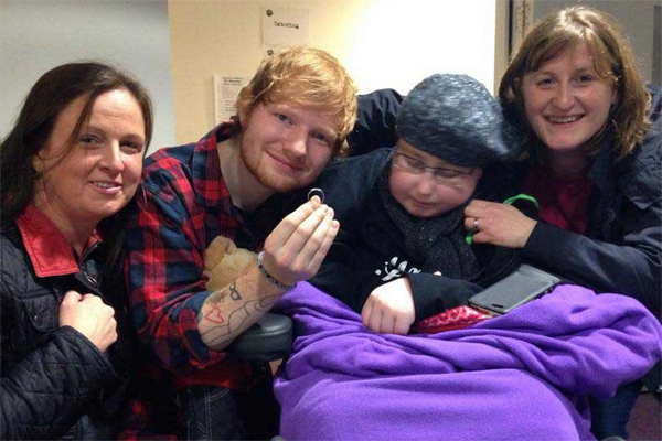 Ed Sheeran aceita pedido de casamento de fã