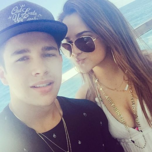 Becky G e Austin Mahone curtem festa em iate 