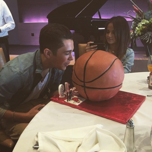 Becky G e Austin Mahone curtem festa em iate 