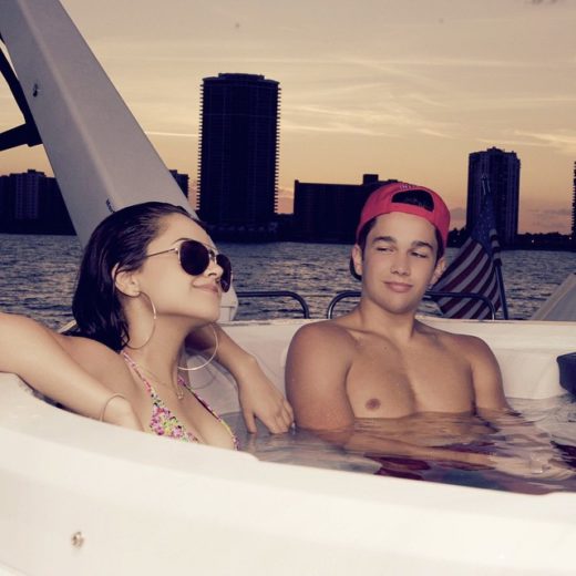 Becky G e Austin Mahone curtem festa em iate 