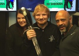 Ed Sheeran ganha presente inesperado e tem a reação mais fofa #ever