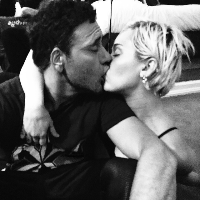 Miley Cyrus é fotografada beijando amiga em festa em Los Angeles