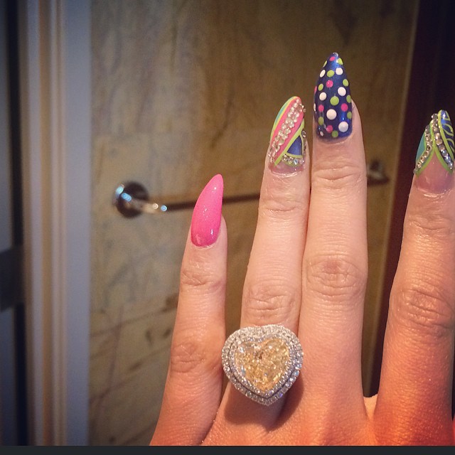 Nicki Minaj mostra anel e insinua estar noiva de Meek Mill