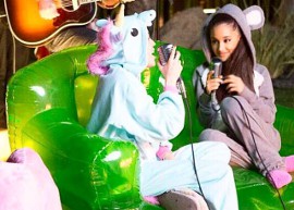 Miley Cyrus e Ariana Grande cantam juntas para o projeto "Backyard Sessions"