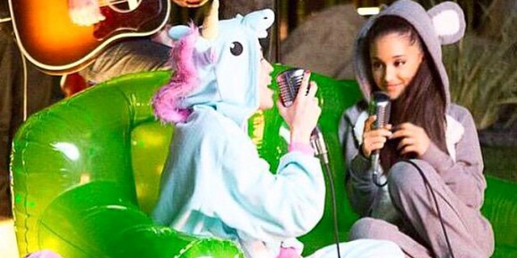 Miley Cyrus e Ariana Grande cantam juntas para o projeto "Backyard Sessions"