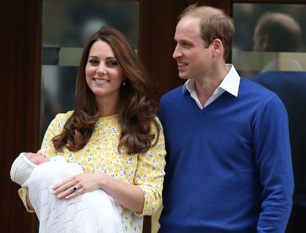 Kate Middleton e Príncipe William apresentam a princesa