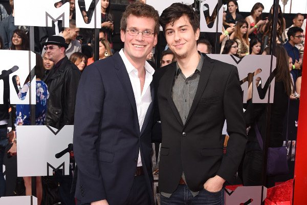 John Green e Nat Wolff virão ao Brasil para divulgar o filme "Cidades de Papel"