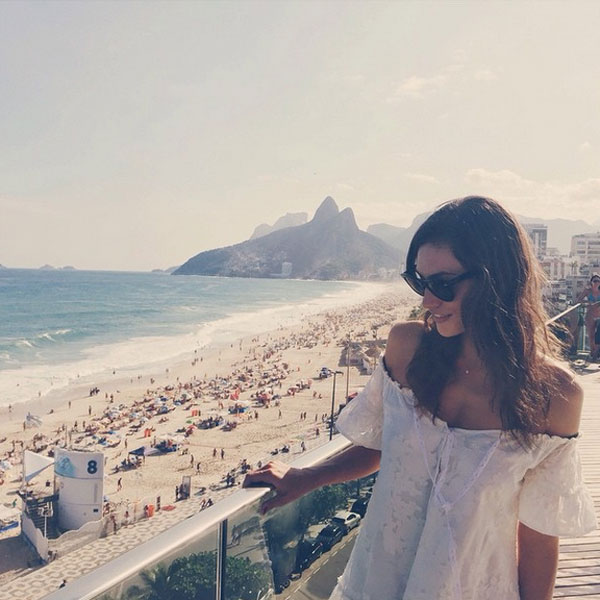 Phoebe Tonkin posta foto e declara seu amor pelo Brasil no Instagram