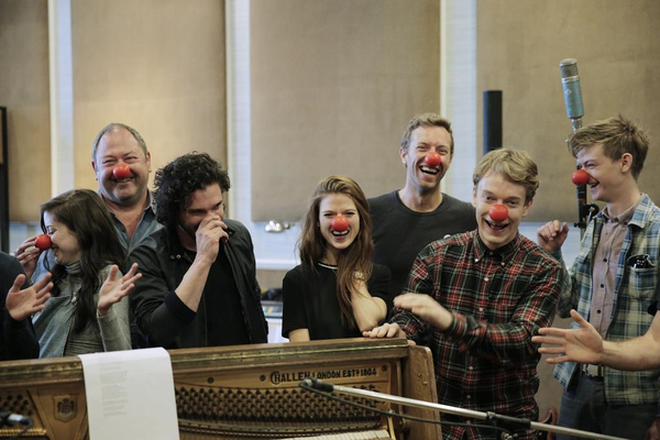 Ed Sheeran canta ao lado do Caco, dos Muppets, no "Red Nose Day" 
