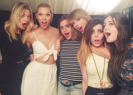 Emma Watson tira foto com Taylor Swift e suas amigas