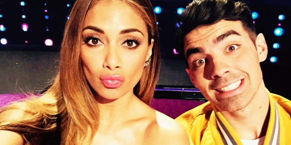 Joe Jonas e Nicole Scherzinger arrasam dançando sobre patins em programa de TV