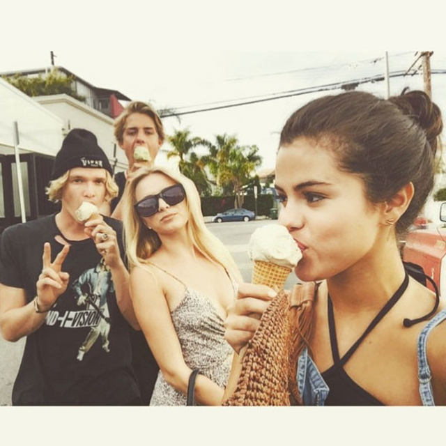 cody simpson e selena gomez tomando sorvete