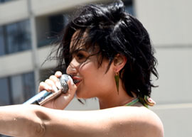 Demi Lovato Cool for the Summer - tombo no evento da Kiis FM