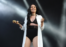 Jessie J canta com candidata do 'The Voice Austrália" e faz show em festival