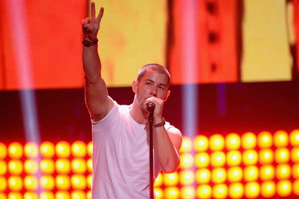 Nick Jonas faz cover de "Bad Blood", da Taylor Swift