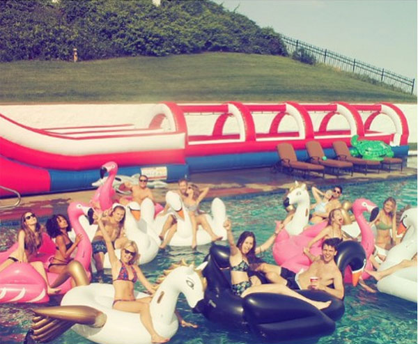 Pool party da Taylor Swift no feriado da independência americana - Taylor Swift e as amigas Gigi Hadid, HAIM e outras