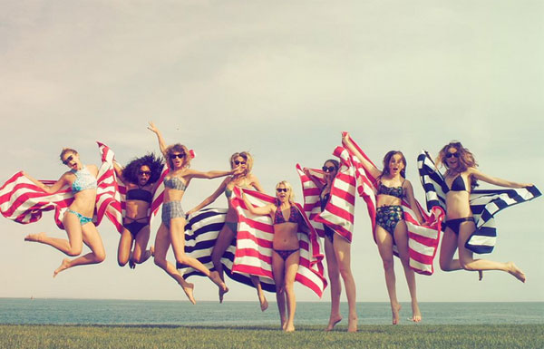 Pool party da Taylor Swift no feriado da independência americana - Taylor Swift e as amigas Gigi Hadid, HAIM e outras