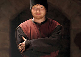 Veja Ed Sheeran com roupas medievais na série "The Bastard Executioner"