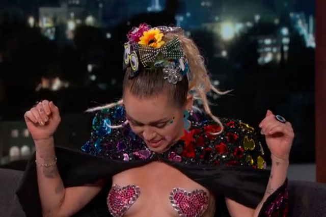 Miley Cyrus participa do programa Jimmy Kimmel e fala sobre seu jeito "polêmico"