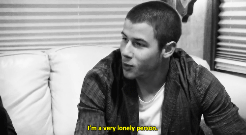 Nick Jonas nega rumores de estar namorando Kendall Jenner