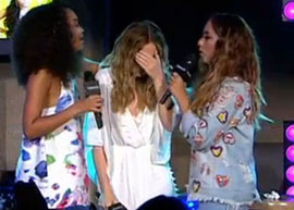 Perrie Edwards cai no choro durante apresentação da Little Mix